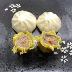 4 Dim-Sum (bolitas rellenas de carne cocinadas al vapor)