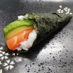 temaki de salmón y aguacate