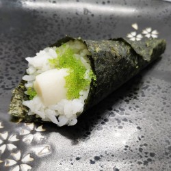 temaki de pez mantequilla y tobiko wasabi