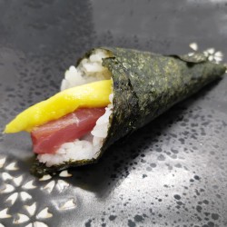 temaki de atún y mango