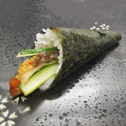 temaki de anguila y pepino