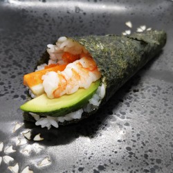 temaki de california surimi (aguacate, gamba, mayonesa y tobiko)