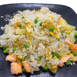 arroz frito con salmón y piña