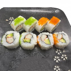 8 california roll (surimi, aguacate, gamba, mayonesa o cubierto de tobiko huevas de pez volador)