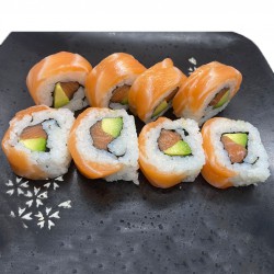 8 salmón roll (relleno de salmón, aguacate y mayonesa o cubierto de salmón e ikura huevas de salmón)