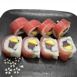 8 atún roll (relleno de atún y mango con cobertura de atún)